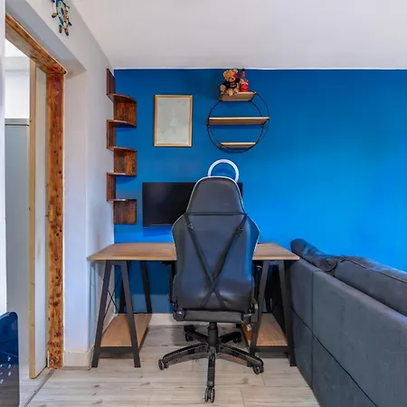 Skyline Studio Modern Nautical Charm Apartment