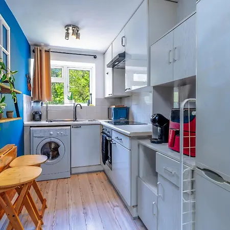 Skyline Studio Modern Nautical Charm Apartment *