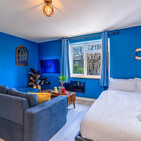 דירה Skyline Studio Modern Nautical Charm בריסטול