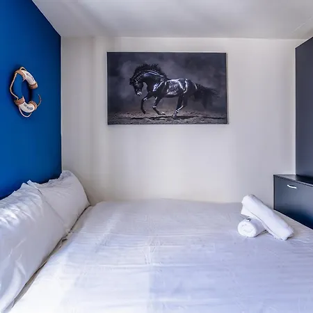 Skyline Studio Modern Nautical Charm * בריסטול