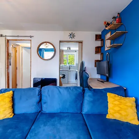 דירה Skyline Studio Modern Nautical Charm *